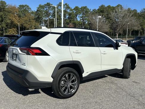 Used 2022 Toyota RAV4 XLE Premium image 5