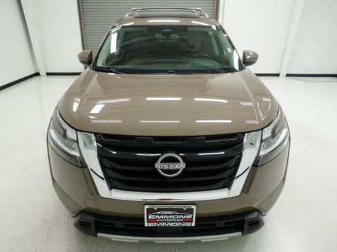 Used 2023 Nissan Pathfinder Platinum FWD image 2