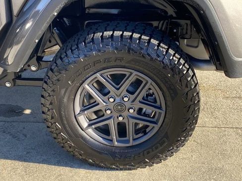 Used 2024 Jeep Gladiator Sport image 32