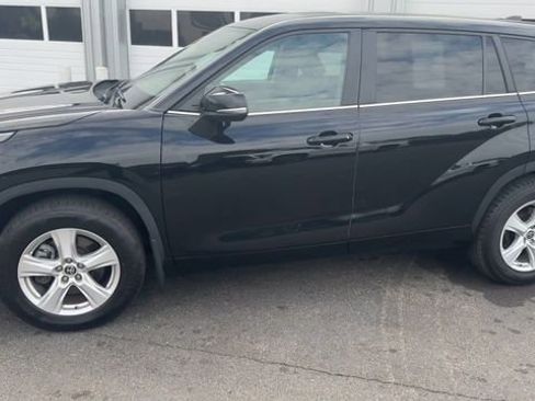 Used 2024 Toyota Highlander LE AWD/4WD image 8