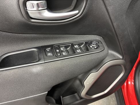 Used 2021 Jeep Renegade Latitude AWD/4WD image 17