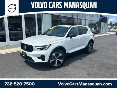 Certified 2025 Volvo XC40 B5 Plus AWD/4WD image 1