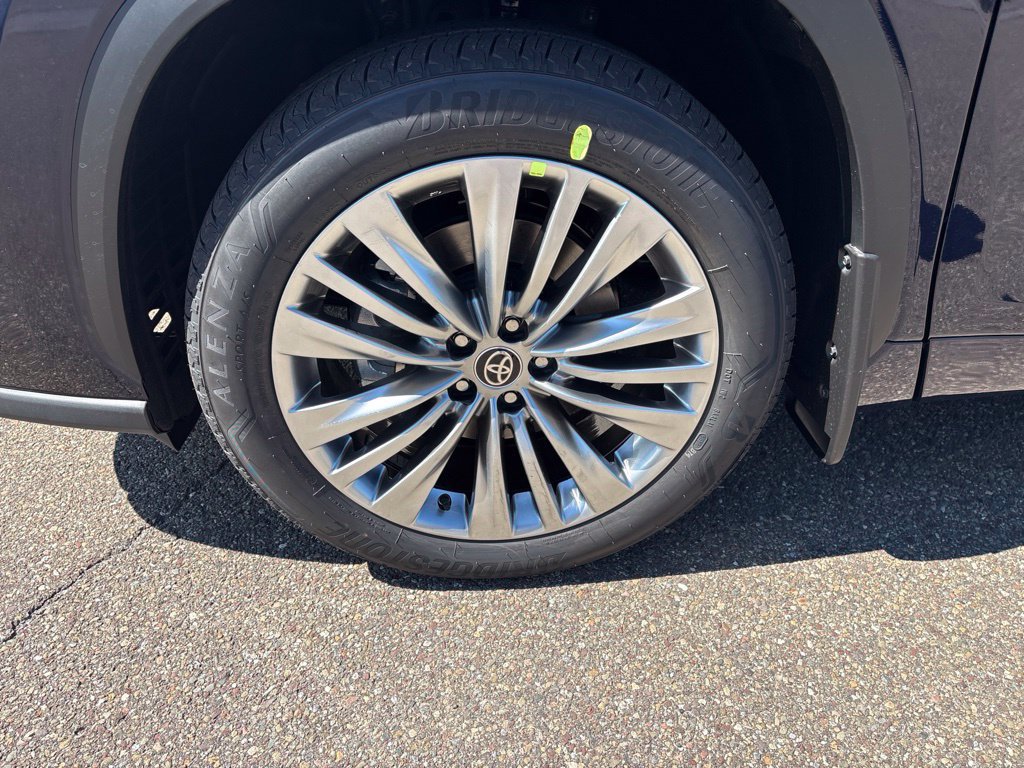 Certified 2026 Toyota Highlander Platinum AWD/4WD image 11