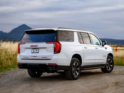Used 2025 GMC Yukon XL AT4 AWD/4WD image 32