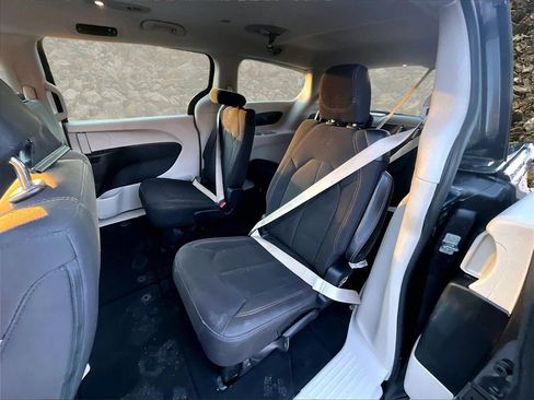 Used 2017 Chrysler Pacifica LX image 24