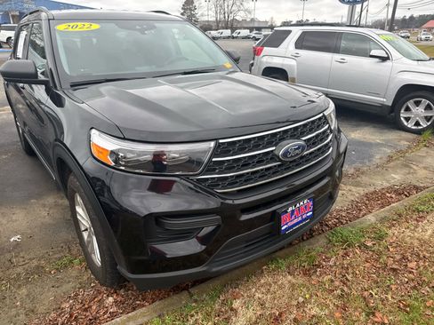 Used 2022 Ford Explorer XLT image 3