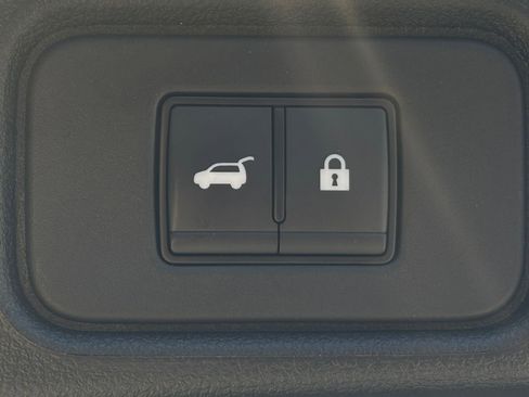 Used 2025 Nissan Pathfinder SV FWD image 29