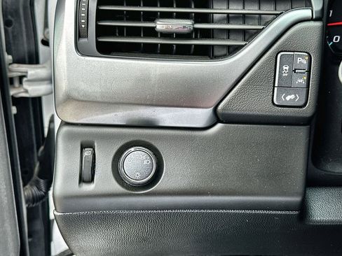 Used 2019 Chevrolet Suburban LT image 18