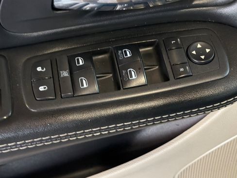 Used 2017 Dodge Grand Caravan SXT image 14