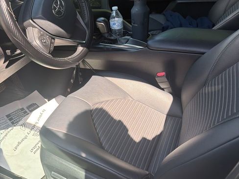 Used 2019 Toyota Camry SE w/ Convenience Package image 4