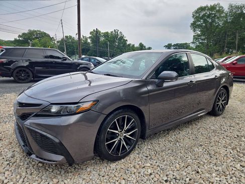 Used 2022 Toyota Camry SE FWD image 2