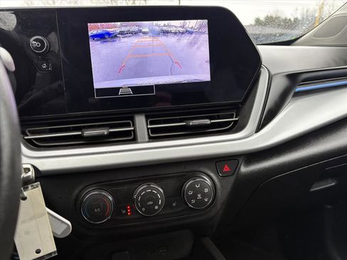 Used 2024 Chevrolet Trax LS w/ LS Convenience Package image 8