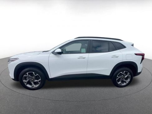Used 2025 Chevrolet Trax LT FWD image 9