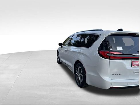 Used 2026 Chrysler Pacifica Pinnacle FWD image 4