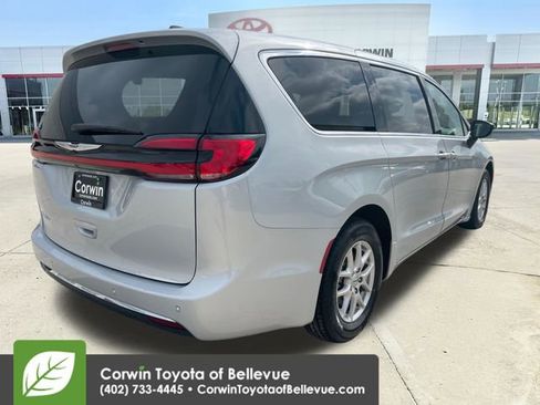 Used 2024 Chrysler Pacifica Touring-L FWD image 5