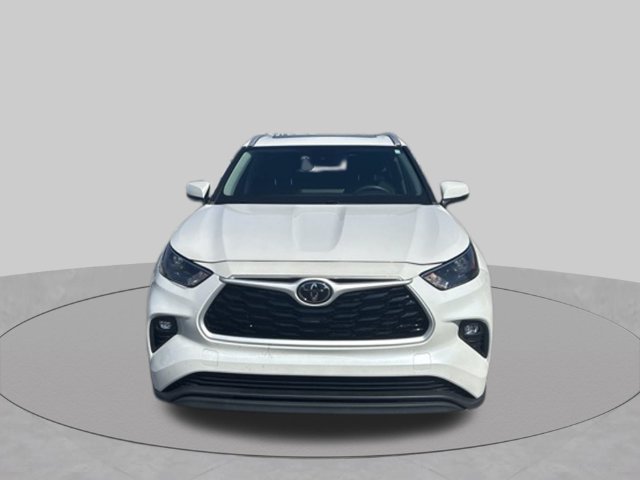 Used 2024 Toyota Highlander XLE FWD image 2
