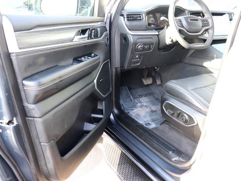 Used 2024 Jeep Wagoneer L Series II w/ Flexible Seating Group AWD/4WD image 10