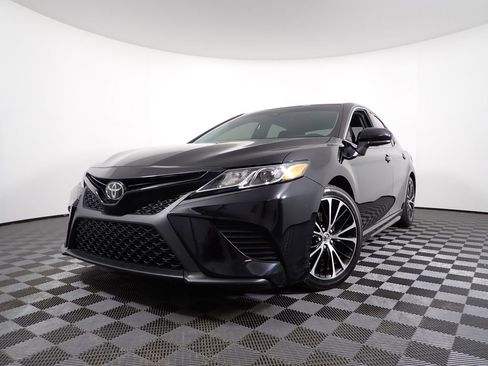 Used 2019 Toyota Camry SE FWD image 2