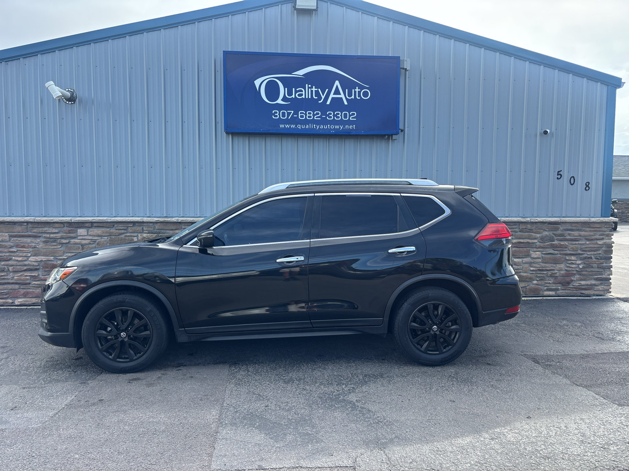 Used 2017 Nissan Rogue SV FWD image 1