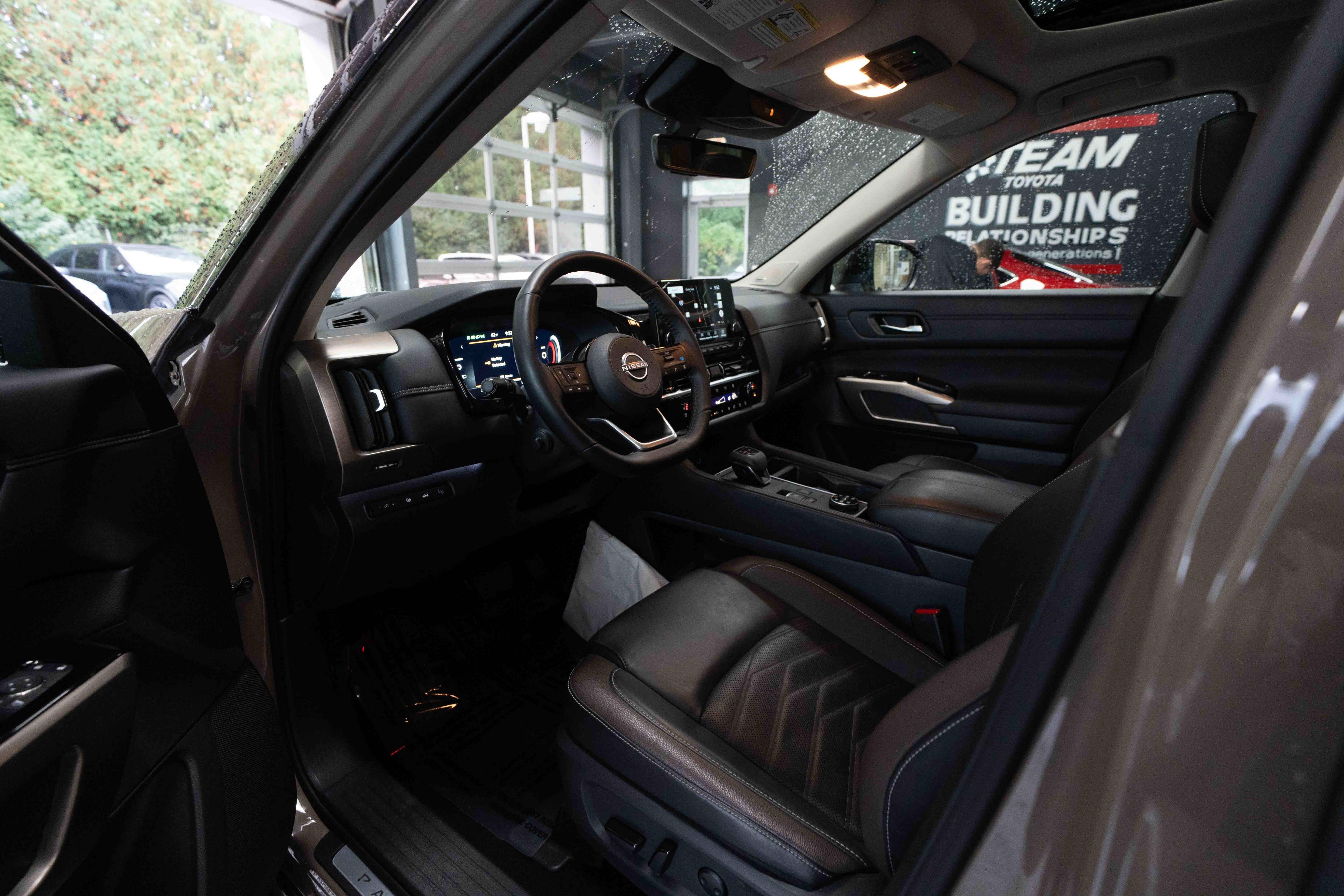 Used 2024 Nissan Pathfinder Platinum AWD/4WD image 8