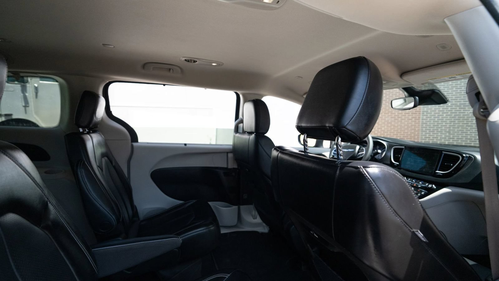 Used 2023 Chrysler Pacifica Touring-L FWD image 14