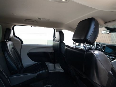Used 2023 Chrysler Pacifica Touring-L FWD image 14