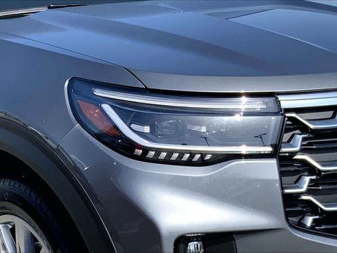 Certified 2025 Ford Explorer Platinum RWD image 25