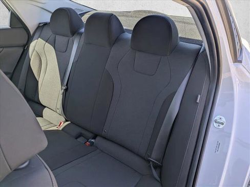 Certified 2025 Hyundai Elantra SE FWD image 17