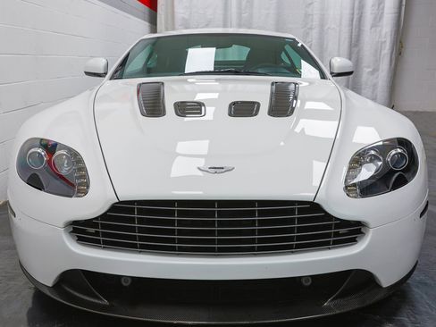 Used 2011 Aston Martin V12 Vantage Coupe image 2