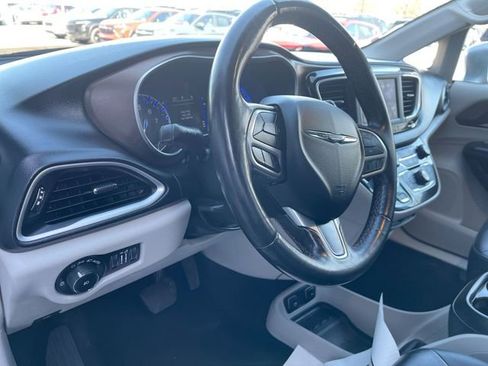 Used 2019 Chrysler Pacifica Touring-L image 10