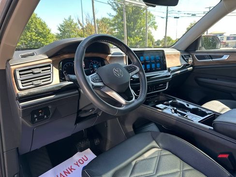 Used 2024 Volkswagen Atlas SE w/ Panoramic Sunroof Package AWD/4WD image 11