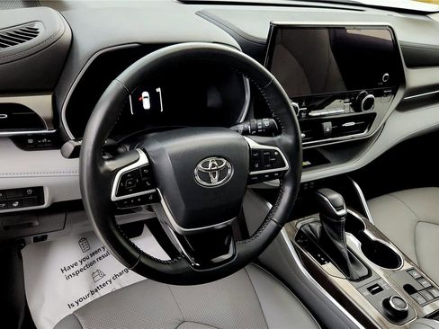 Used 2023 Toyota Highlander Limited image 37