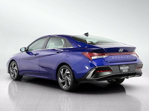 Used 2025 Hyundai Elantra SEL FWD image 3