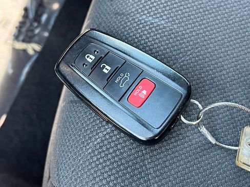 Used 2025 Toyota RAV4 XLE w/ Convenience Package image 21