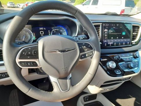 Used 2023 Chrysler Pacifica Touring-L FWD image 11