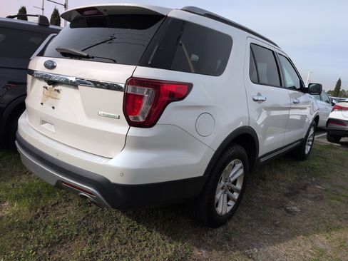 Used 2017 Ford Explorer XLT image 2