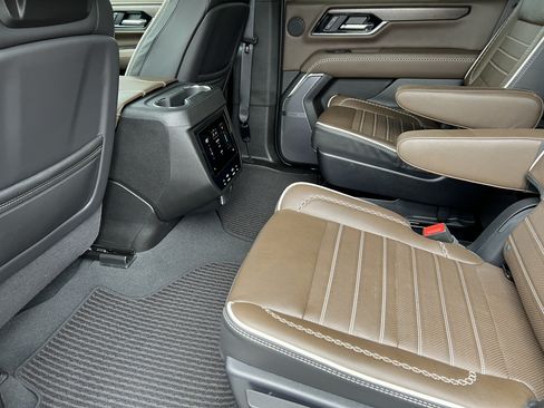 Used 2025 GMC Yukon Denali Ultimate AWD/4WD image 15
