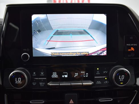 Used 2023 Toyota Highlander LE AWD/4WD image 18