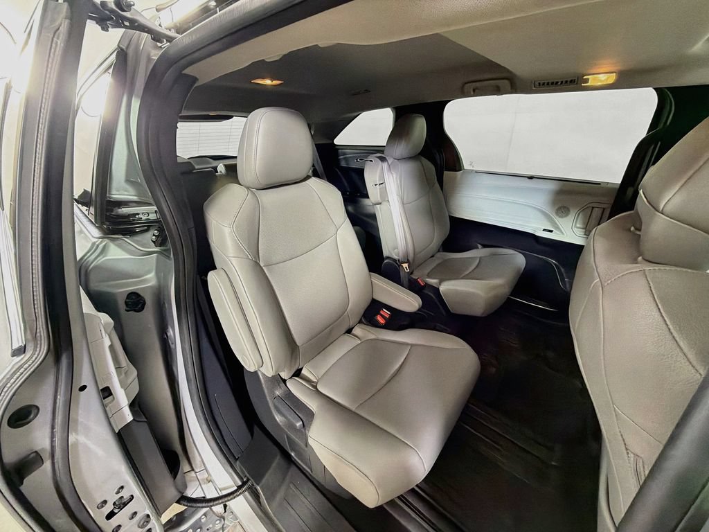 Used 2025 Toyota Sienna XLE FWD image 24