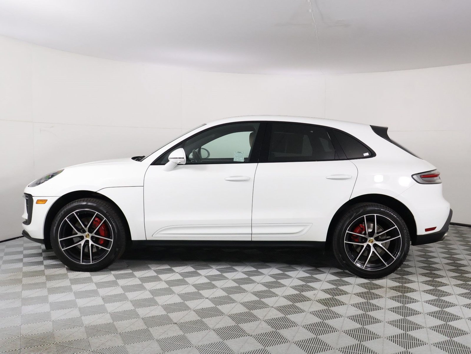 Certified 2022 Porsche Macan S AWD/4WD image 2