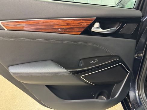 Used 2019 Kia Cadenza Technology image 14
