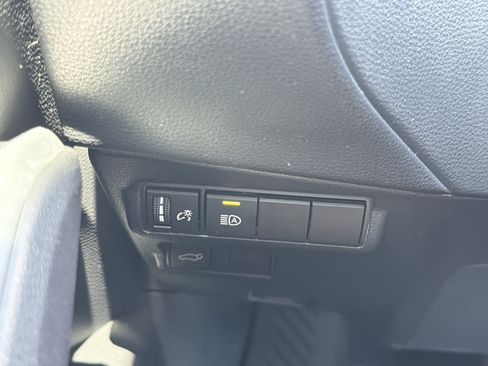 Used 2022 Toyota Corolla Cross XLE w/ Convenience Package FWD image 31