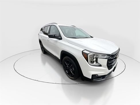Used 2022 GMC Terrain SLE w/ Driver Convenience Package image 2