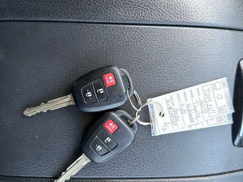 Used 2019 Toyota Highlander LE FWD image 28