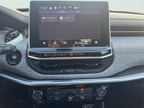 Used 2024 Jeep Compass Latitude image 14