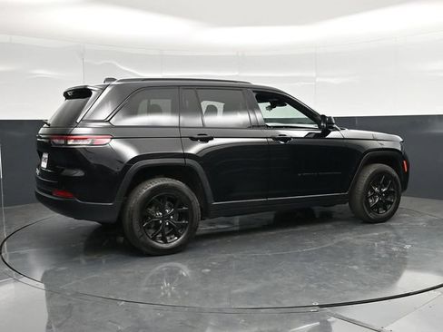 Used 2025 Jeep Grand Cherokee Altitude AWD/4WD image 2