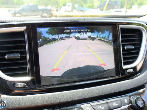 Used 2023 Chrysler Pacifica Touring-L FWD image 23