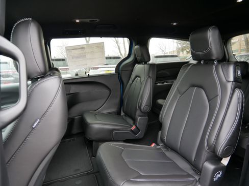 New 2026 Chrysler Pacifica Select w/ S Appearance Package image 11