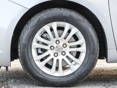 Used 2014 Toyota Sienna XLE image 15