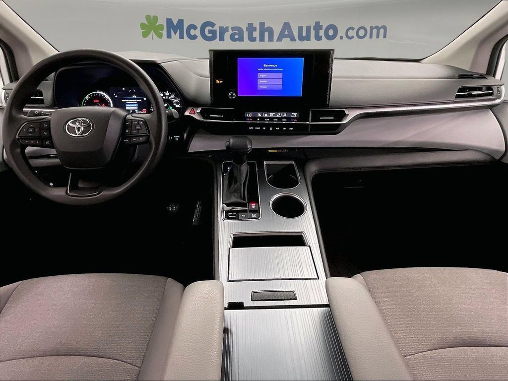 Used 2025 Toyota Sienna LE FWD image 20